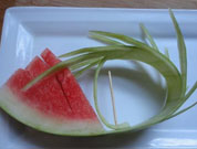 西瓜为大王,香蕉排边靠的水果拼盘