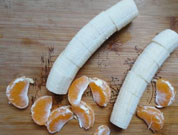 西瓜为大王,香蕉排边靠的水果拼盘