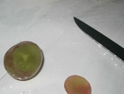 葡萄这样切就成一只兔子,也可以是一朵花