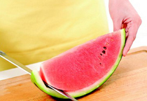 西瓜不仅是解酷暑神器,还可以做西瓜船、西瓜