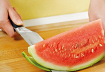 西瓜不仅是解酷暑神器,还可以做西瓜船、西瓜