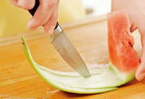 西瓜不仅是解酷暑神器,还可以做西瓜船、西瓜