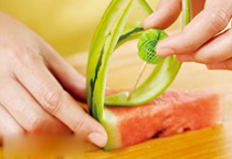 西瓜不仅是解酷暑神器,还可以做西瓜船、西瓜