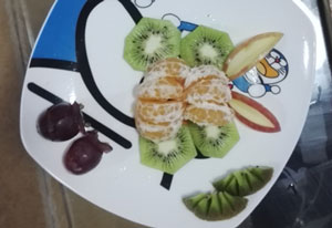 蝴蝶形的水果拼盘,配上两坐假山