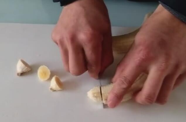 简单漂亮的水果拼盘,仅需两根香蕉两个草莓