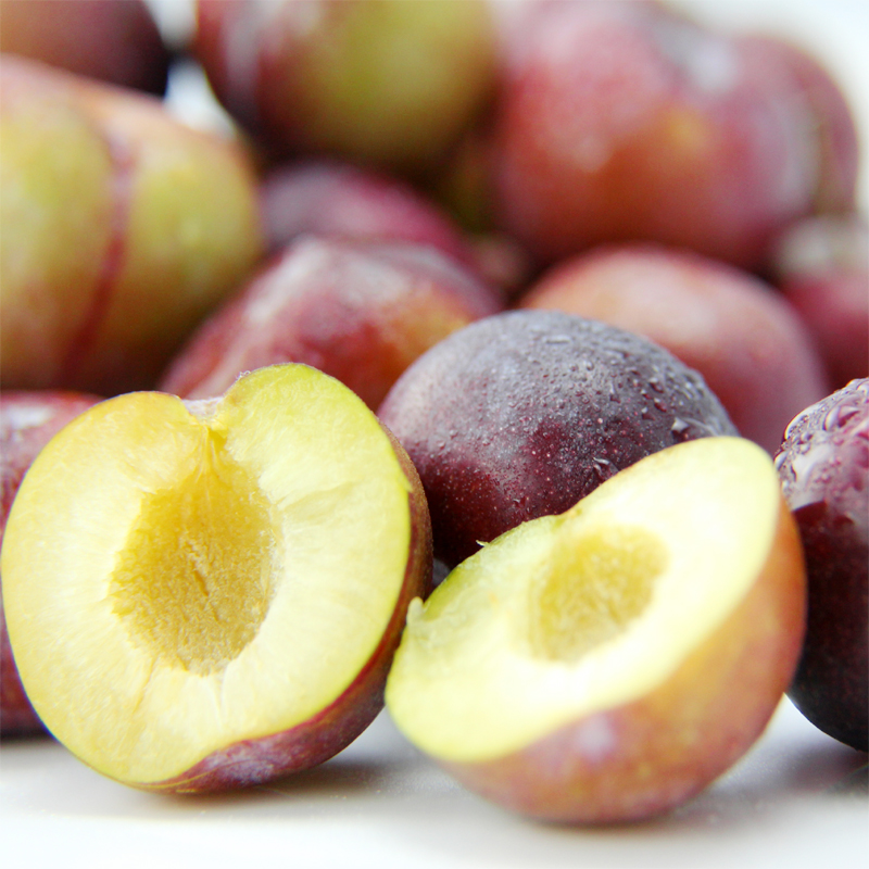 脆红黑布林李子图片,青色酸甜黑布林李子