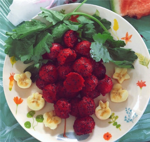 幼儿园创意水果拼盘,用水果制作成一个鸟窝