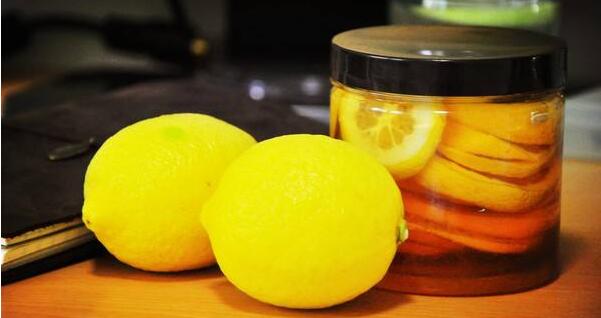 柠檬蜂蜜水怎么喝 喝柠檬蜂蜜水的4大禁忌