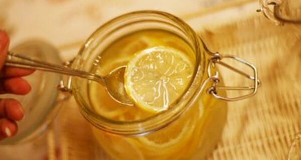 柠檬蜂蜜水怎么喝 喝柠檬蜂蜜水的4大禁忌