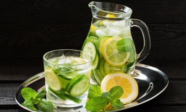 柠檬水什么时候喝最好 柠檬水的饭前15分钟喝