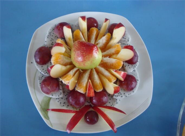 小学举办创意水果拼盘大赛,评选的第一名你觉得合适吗