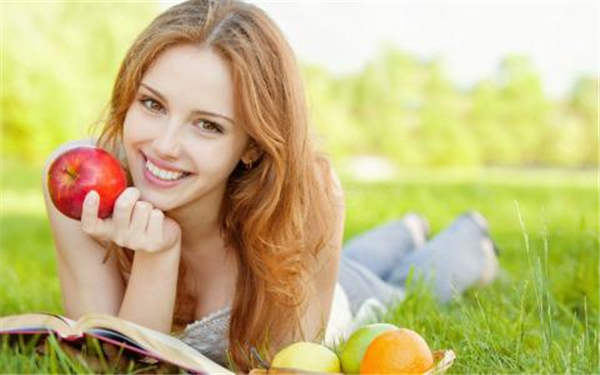 晚上吃苹果好吗,吃苹果的正确时间(饭后两小时吃最好)