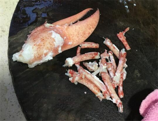 波士顿龙虾怎么杀图解,先放尿或用水煮10秒再杀