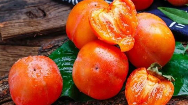 柿子能和牛奶一起吃吗，柿子和酸奶能一起吃吗