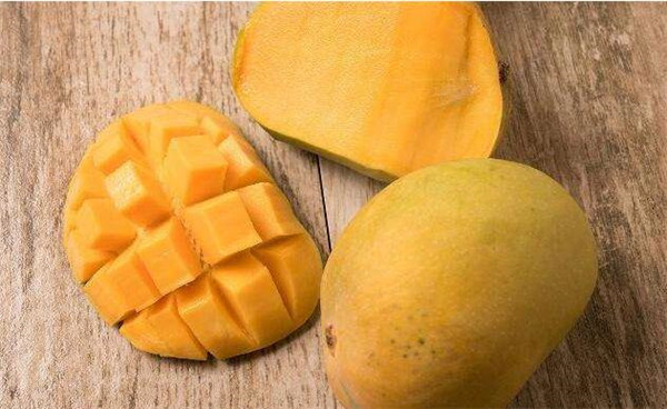 女人吃芒果好吗,女人吃芒果有什么功效(女人吃芒果好处和坏处)