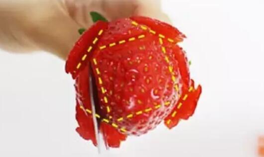 水果拼盘图片简单好看，浪漫草莓玫瑰花创意水果拼盘图片