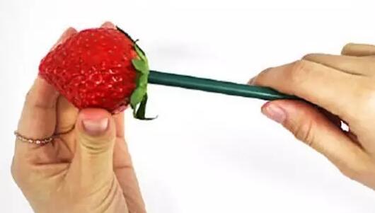 水果拼盘图片简单好看，浪漫草莓玫瑰花创意水果拼盘图片