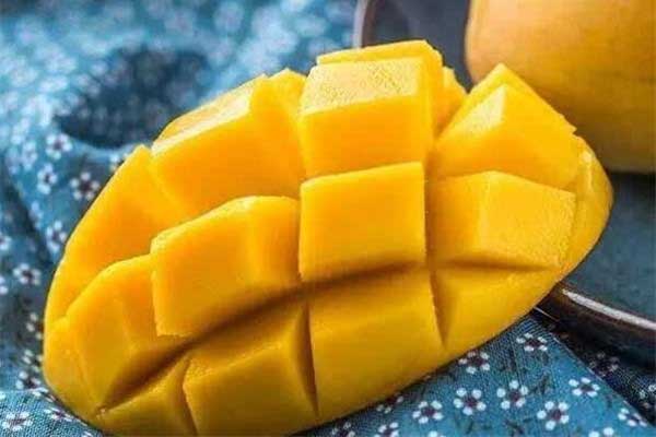 吃芒果晒太阳会怎么样,芒果吃多了皮肤会变黄吗