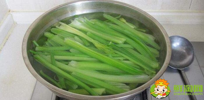 芹菜用水焯后能冷冻吗,芹菜用水泡了一夜还能吃吗