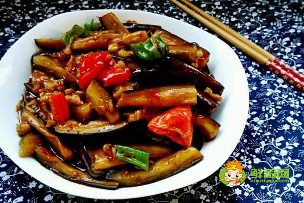 茄子怎么炒不黑又好吃,盐水浸泡后再炒不黑又好吃