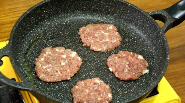 自制牛肉汉堡肉饼做法,日式美食的牛肉汉堡肉饼做法